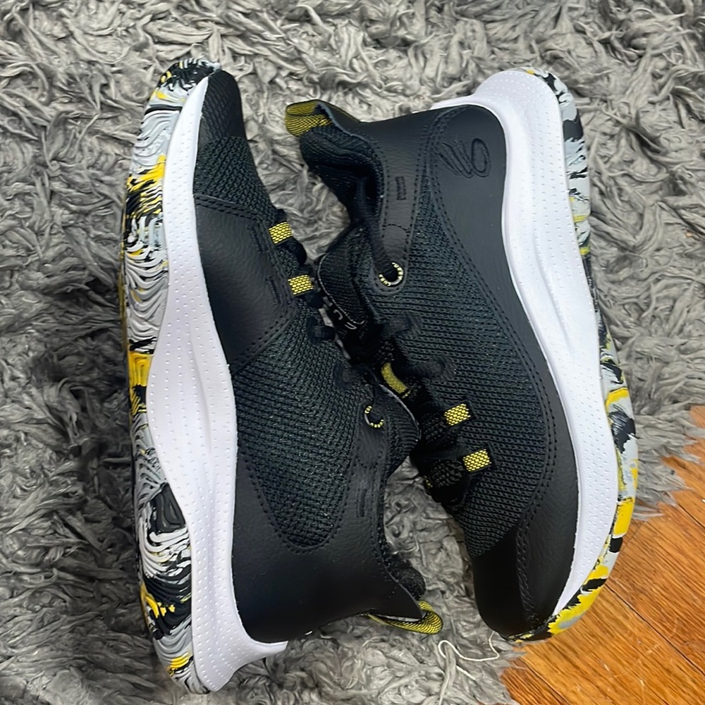 UNDER ARMOUR SNEAKERS